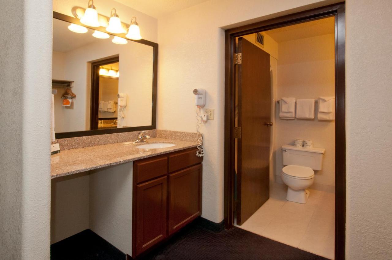 Quality Inn Stadium Area Green Bay Exteriör bild